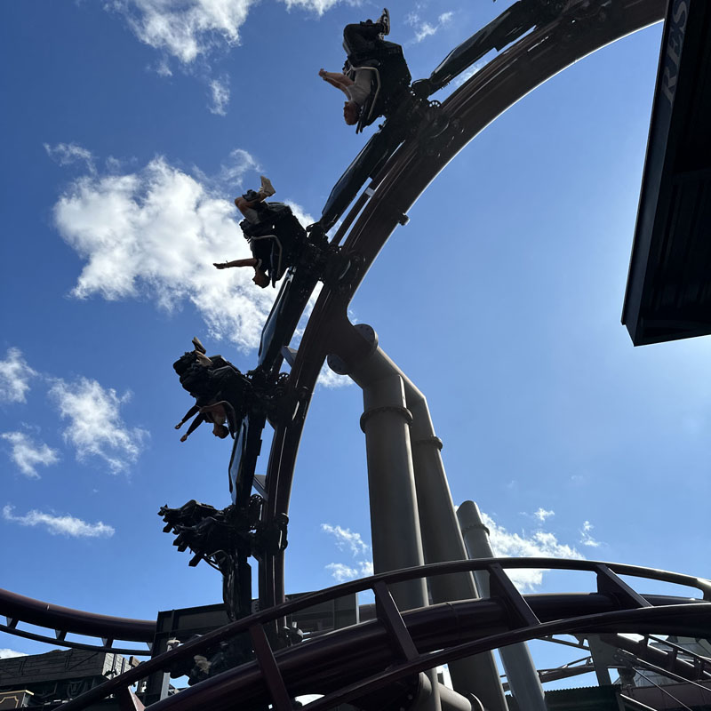 Achterbahn Menschen Himmel Looping Wolken