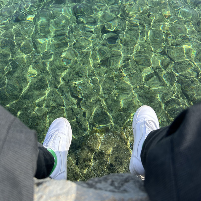 Meer Schuhe Hose Wasser Grün Weiß Steine