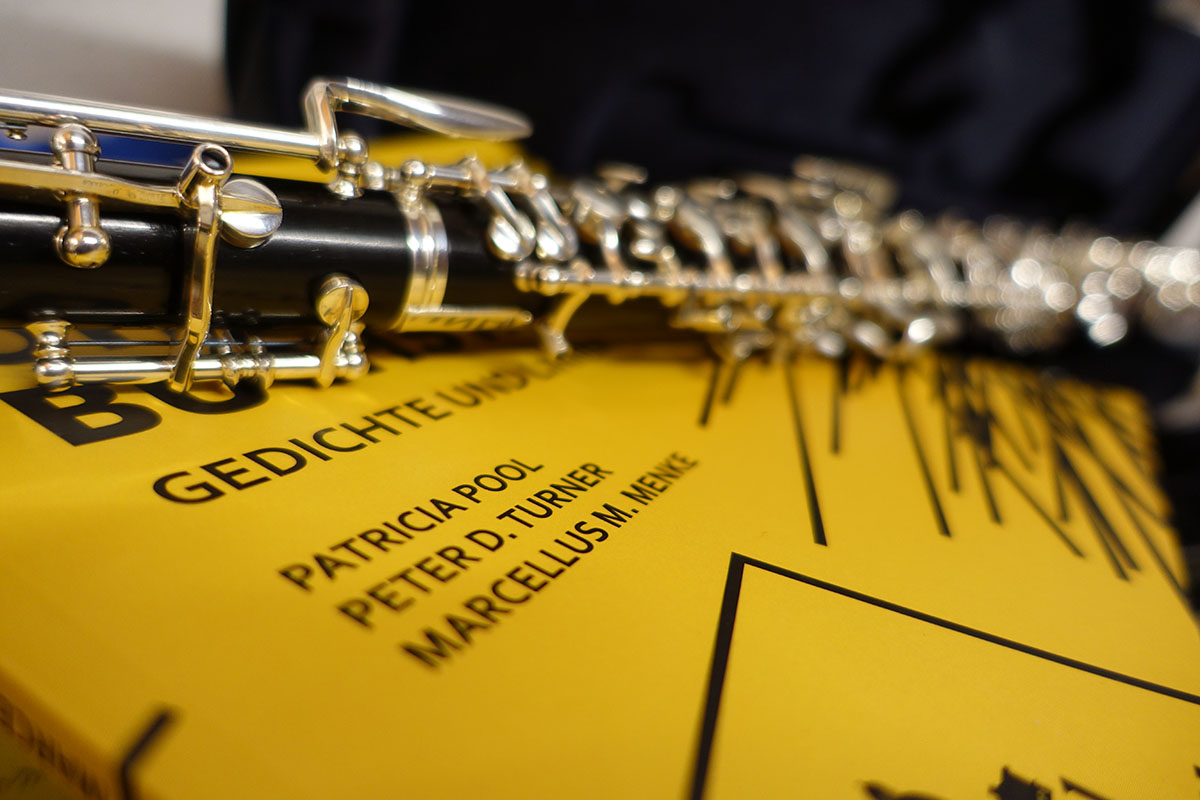 Die Oboe während der Probe kurz einmal abgelegt auf dem Gedichtband von Patricia Pool