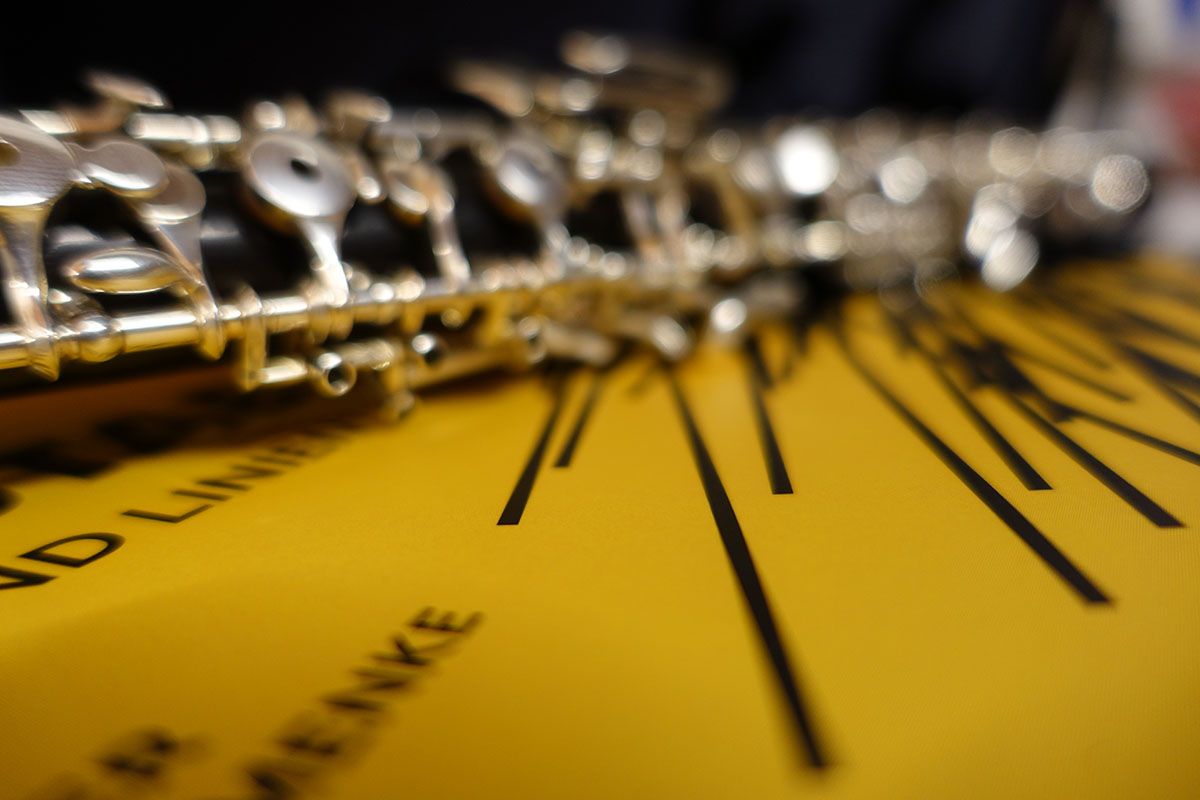 Während der Probe: Die Oboe liegt auf dem Gedichtband von Patricia Pool aus dem in der Veranstaltung Texte gelesen werden.